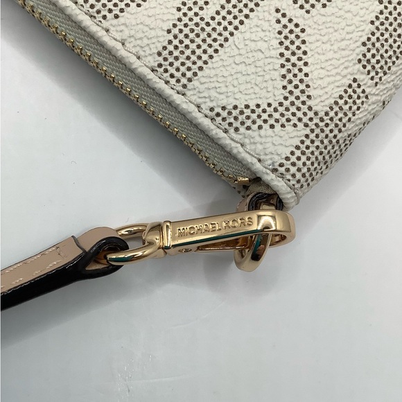 👜 NEW! 👜MICHAEL KORS JET SET LARGE WRISTLET! - Picture 15 of 16